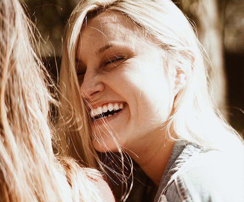 glad kvinna som ler stort