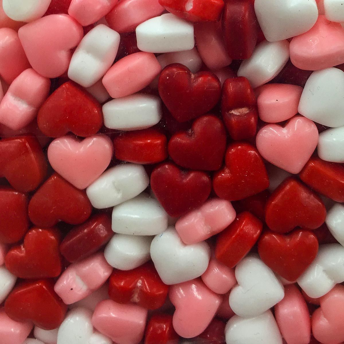 röda, rosa och vita godisbitar