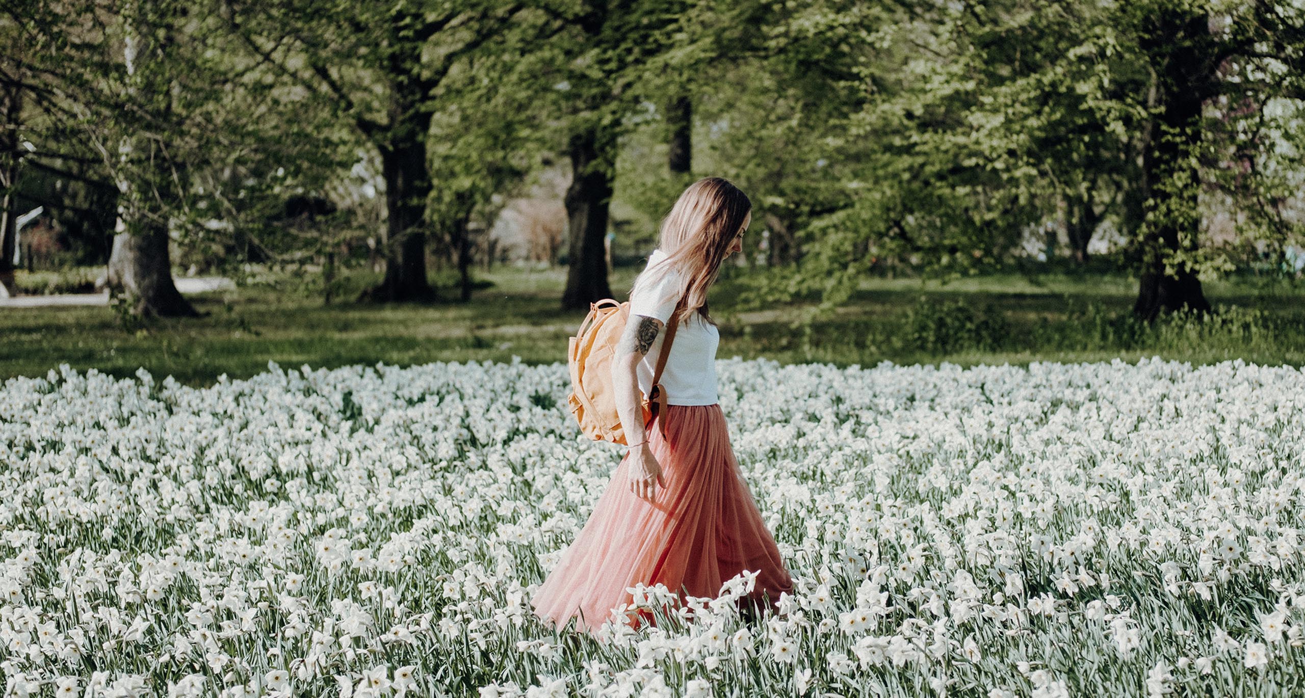 Kvinna på fält med vårblommor