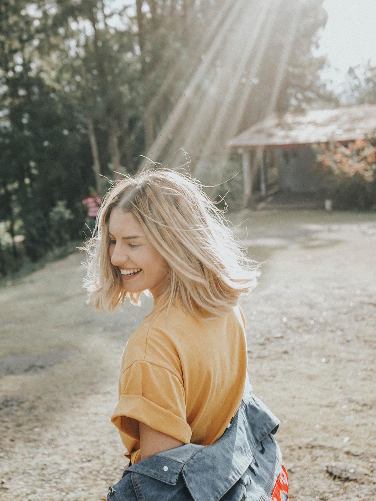 glad kvinna i naturen